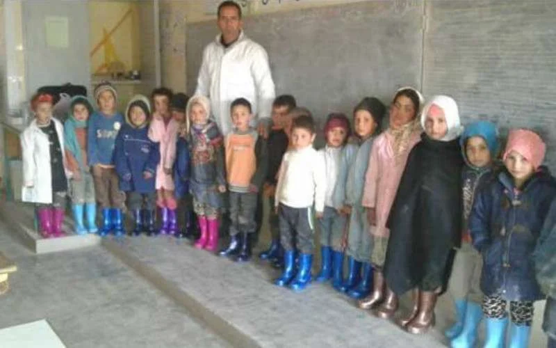 Koudegolf in Marokko: leerkracht deelt warme kleren uit aan leerlingen (foto's)
