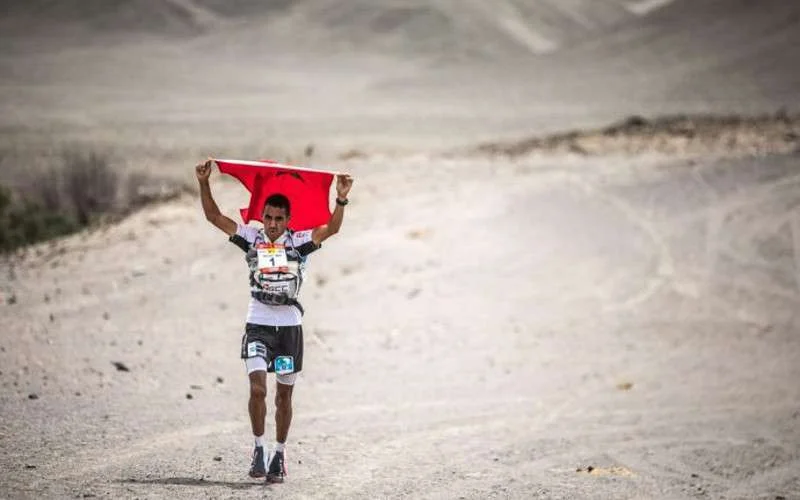 Marokkaan wint één van de moeilijkste loopwedstrijden ter wereld (video)