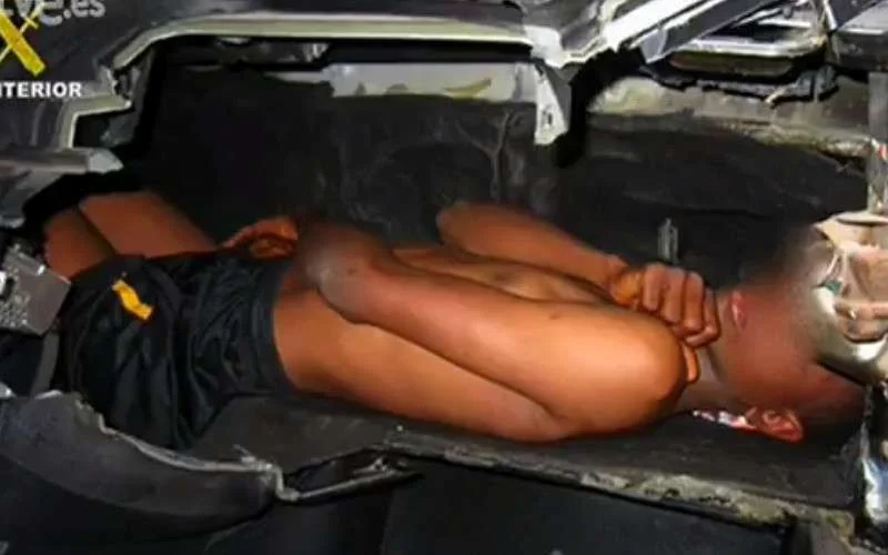 Marokkaan met kind van 12 in dashboard betrapt bij grens Melilla (video)