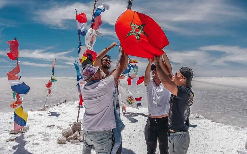 Marokkaanse vlag voor het eerst in op één na grootste zoutwoestijn ter wereld (video)