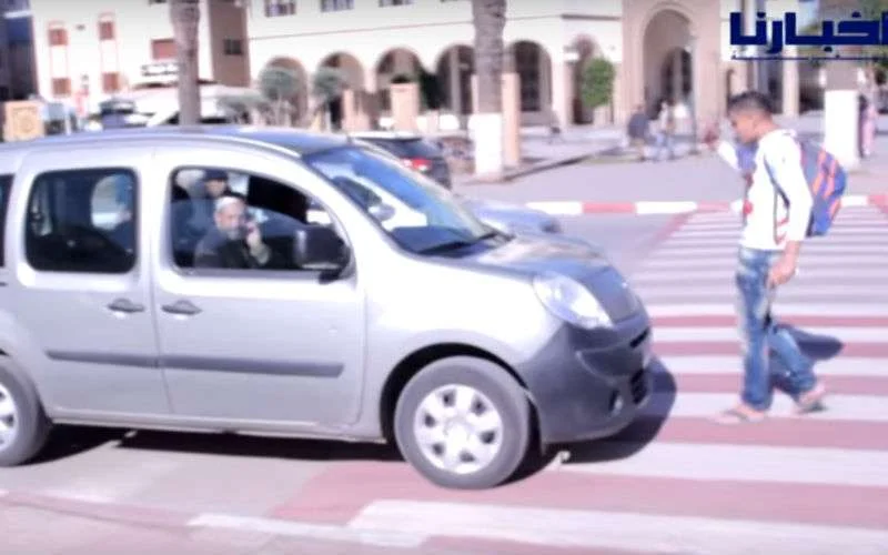 Jonge Marokkaan dwingt auto van zebrapad te gaan (video)