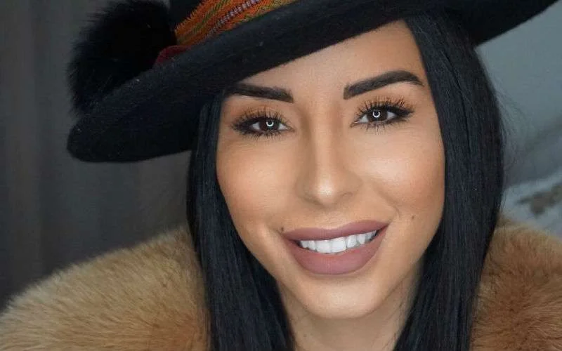 Asmae Amrani bekritisteerd om vieren kerstmis (video)