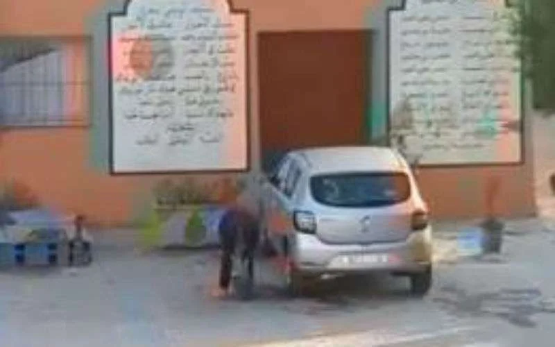 Marokko: beelden jongetje die auto leerkracht wast schokken (video)