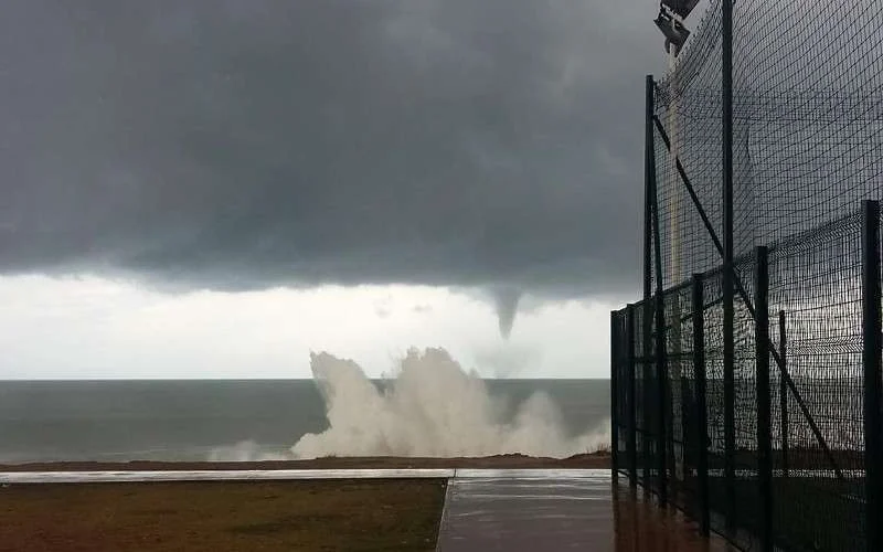 Indrukwekkende waterhoos in Rabat (video)