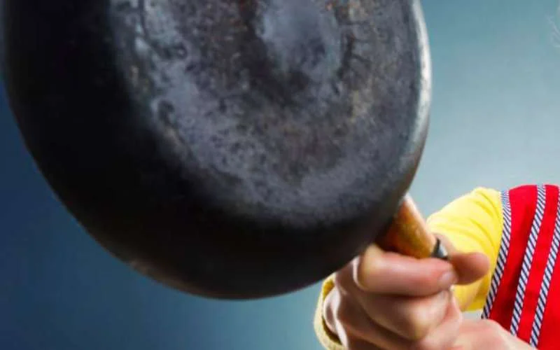 Marokko: vrouw mishandelt agenten met pan