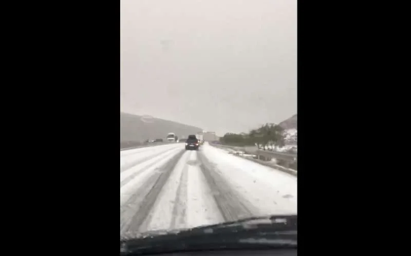 Nog nooit gezien: snelweg Marrakech-Agadir onder laag sneeuw (video)