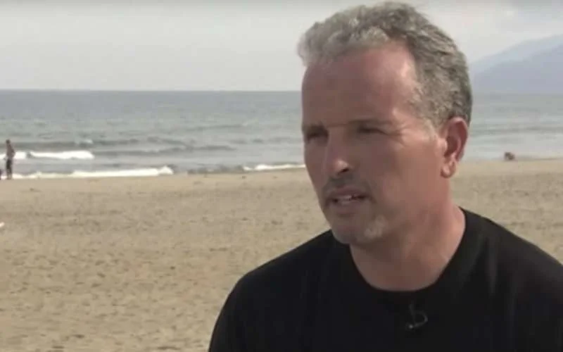 Geweldig: parkeerbewaker in Tetouan is auteur 7 boeken in 4 talen (video)