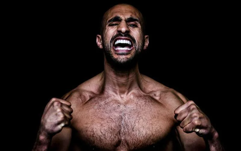 Badr Hari toont afgetraind lichaam voor gevecht vanavond (video)