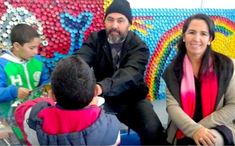 Gezin in Marokko maakt prachtige kunstwerken met flesdopjes (foto's)