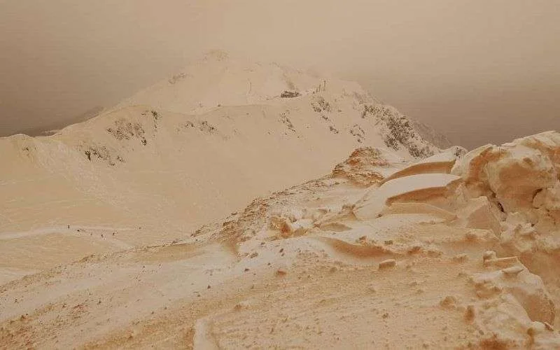 Indrukwekkend: oranje sneeuw in Europa door zand uit Sahara (foto's)