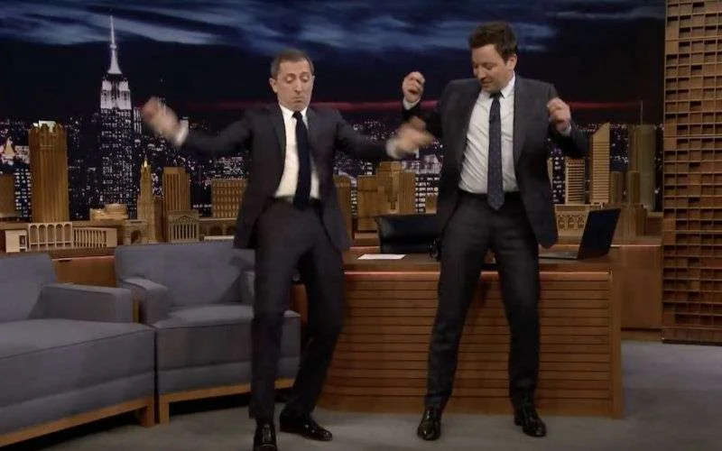 Marokkaanse komiek leert Jimmy Fallon Marokkaans dansen (video)