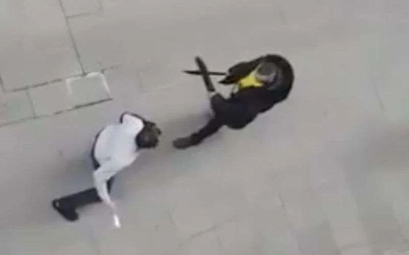 Marokkaanse en Algerijnse drugsdealers vechten met machetes in Barcelona (video)