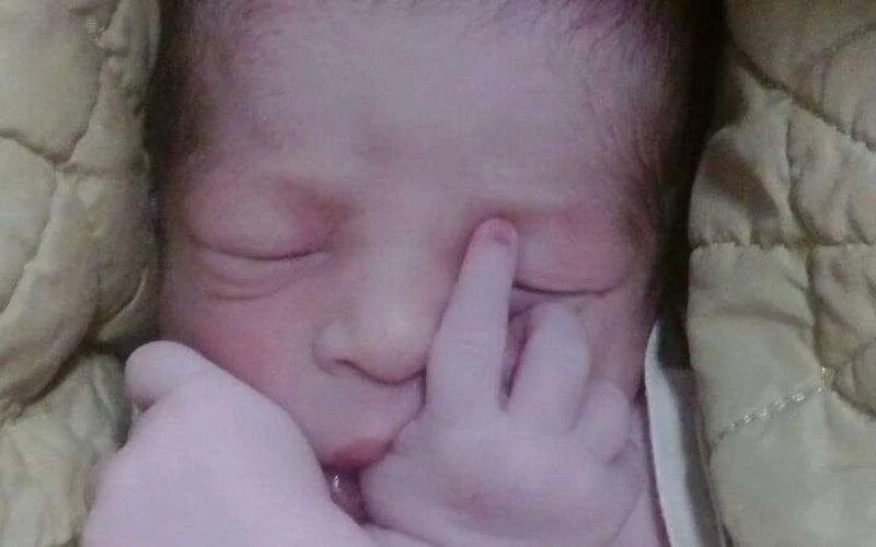 Marokkaanse baby geboren tijdens vlucht (foto)