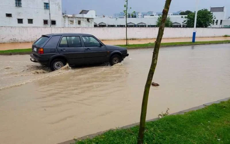 Martil na kwartiertje regen al onder water (foto's)