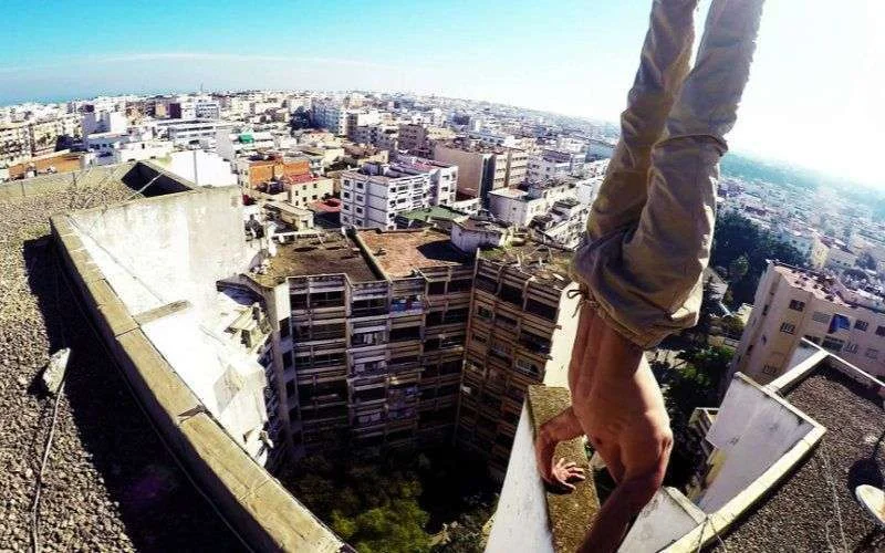 Marokkaanse Spiderman maakt halsbrekende stunts op daken Rabat (video)