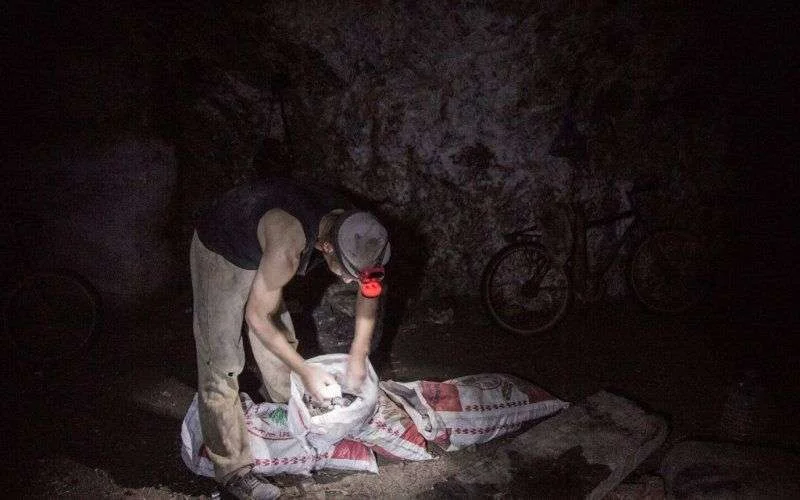 Tiener komt om in gesloten mijn in Figuig