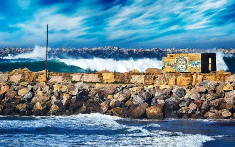 Jong koppel verdronken op strand Mehdia in Marokko