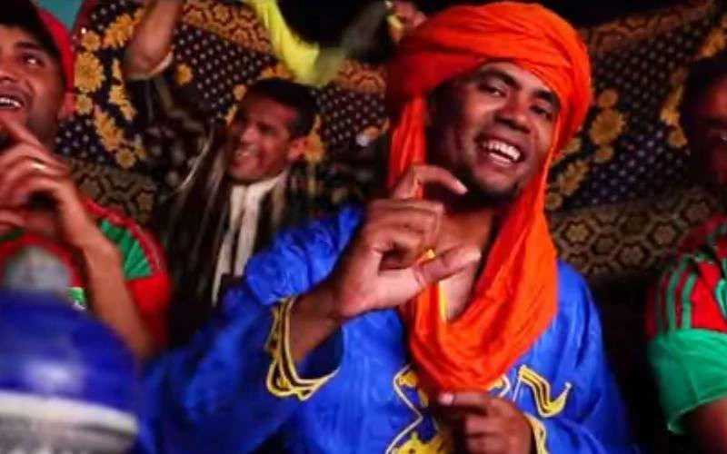 Younes Boulmani steunt Atlas Leeuwen met liedje (video)