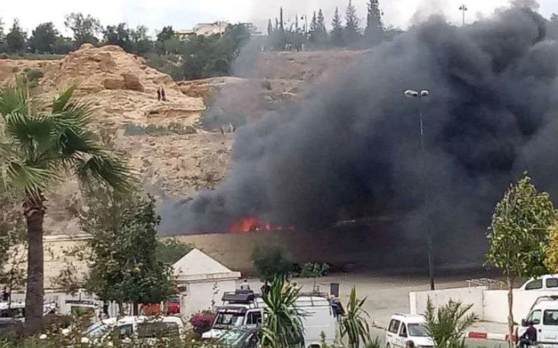 Bus in Fez in lichterlaaie (video)