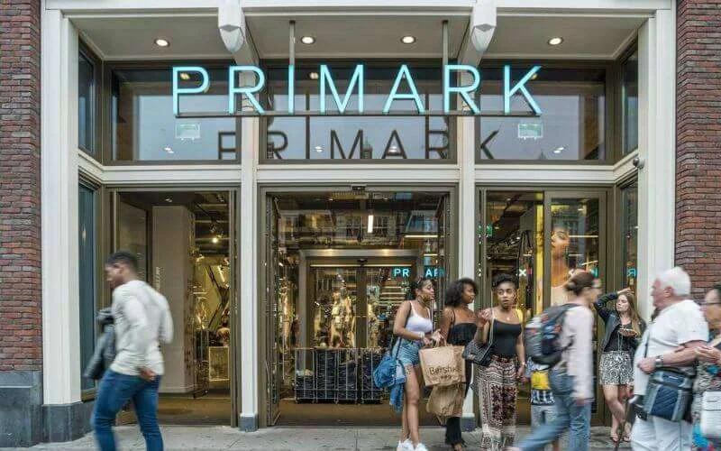 Primark verbiedt hoofddoek aan personeel maar verkoopt ze wel
