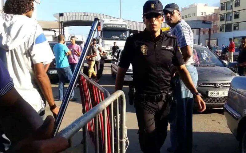 Grensovergang Melilla gesloten na mesaanval op agent