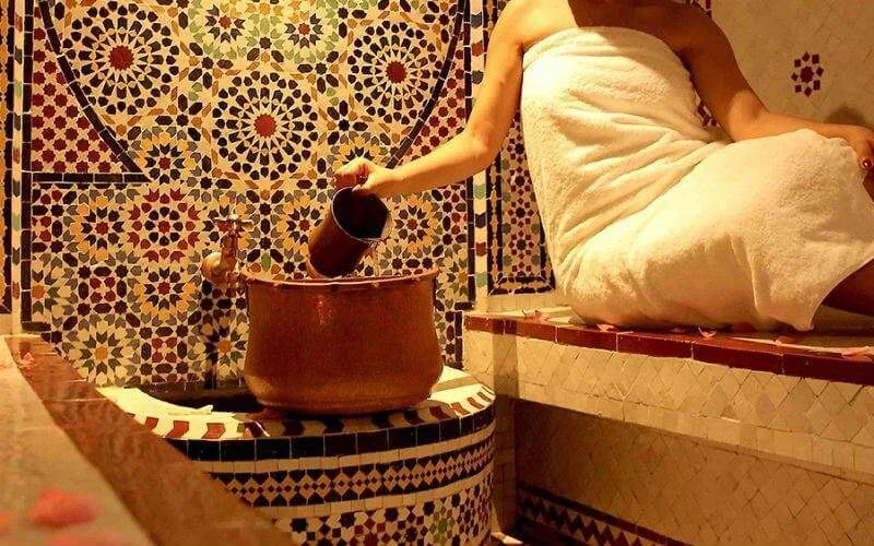 Gewapende man dringt hamam binnen in Casablanca
