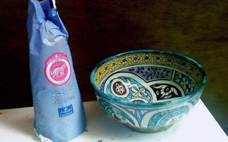 Marokko: koppel krijgt broodsuikers in pleisterkalk tijdens trouwfeest