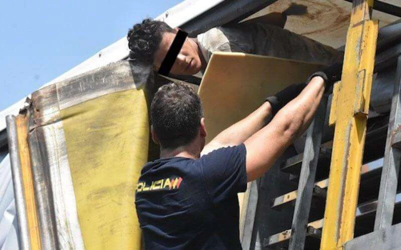 Marokkaanse kinderen proberen in kermiswagens Sebta te verlaten