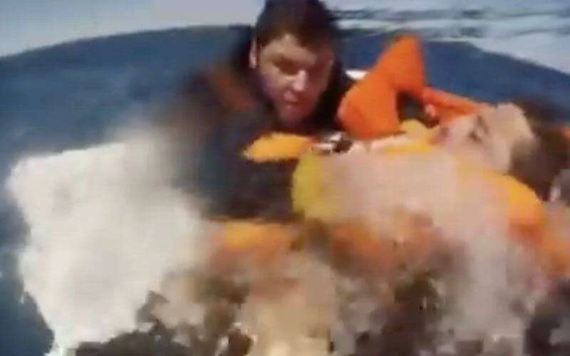 Marokkanen in levensgevaar op zee gered door Spaans leger (video)