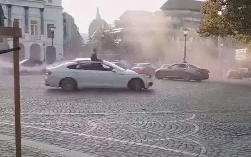 België: Marokkaanse trouwstoet zet centrum Luik op stelten (video)