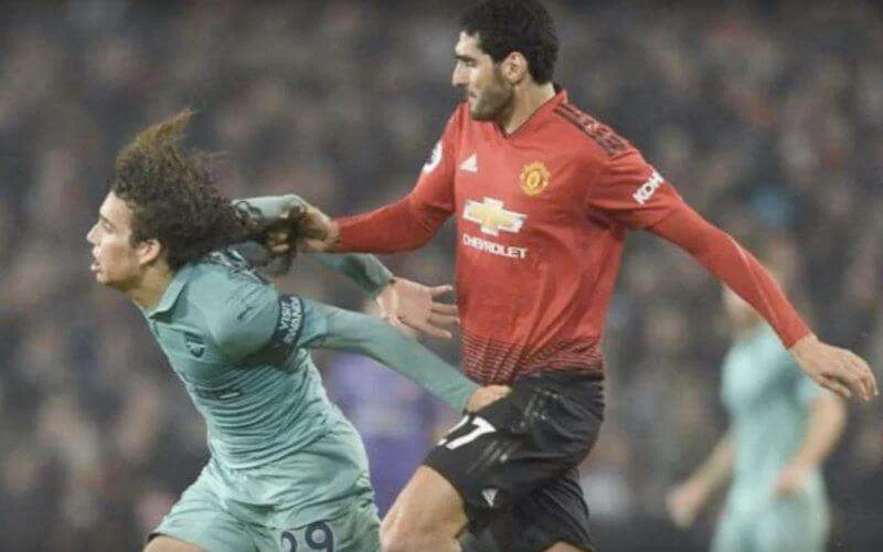 Fellaini onder vuur na trekken haren Guendouzi (video)