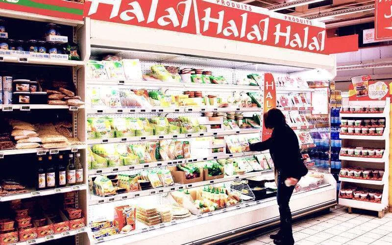 Man verstopt varkensvlees tussen halalproducten in Canadese supermarkt (video)