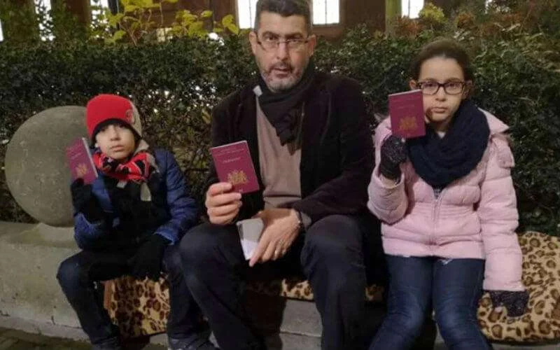 Marokkaanse Nederlander met twee kinderen op straat