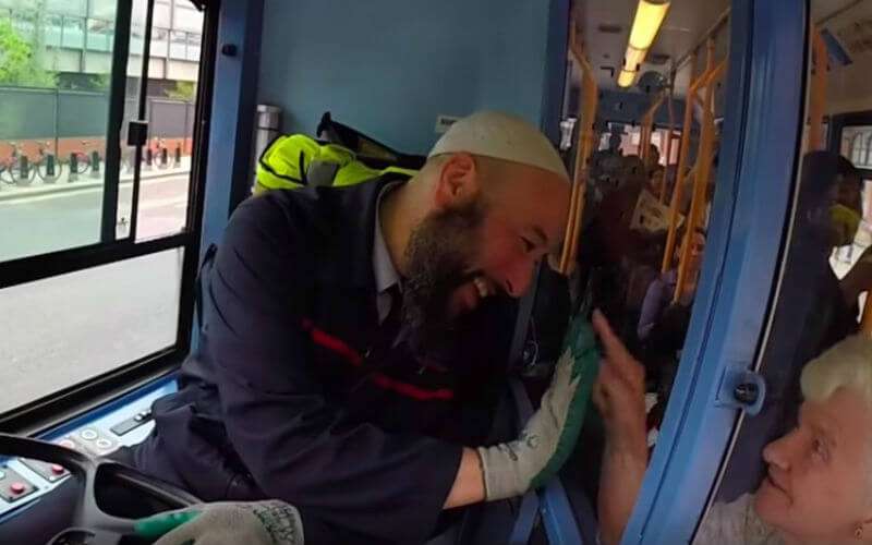Marokkaan is "vriendelijkste buschauffeur" van Londen (video)