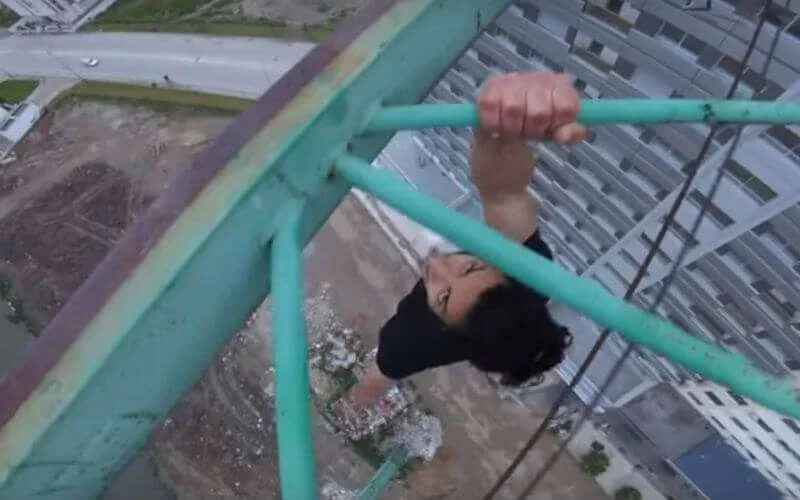 Marokkaanse Spiderman deelt beelden van halsbrekende stunts op kraan in Tanger (video)