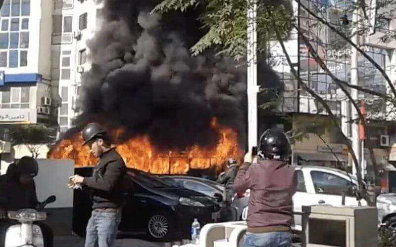Marokko: bus vliegt in brand in Casablanca (video)