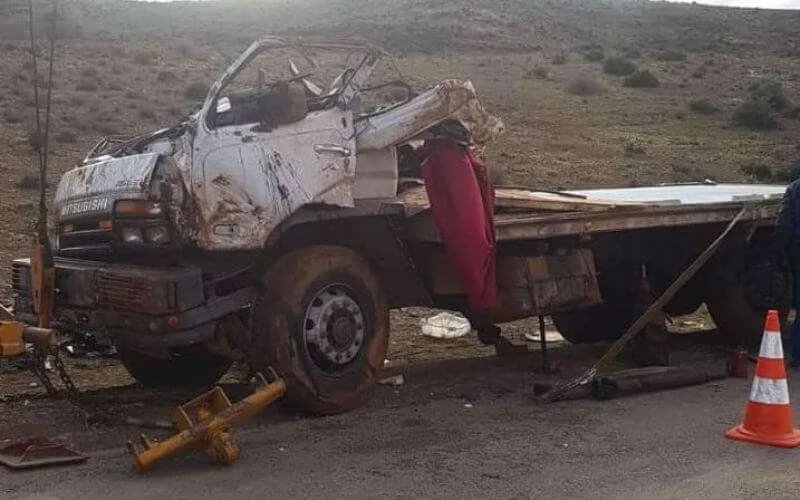 Nador: vrachtwagen met vis over de kop, een dode (foto's)