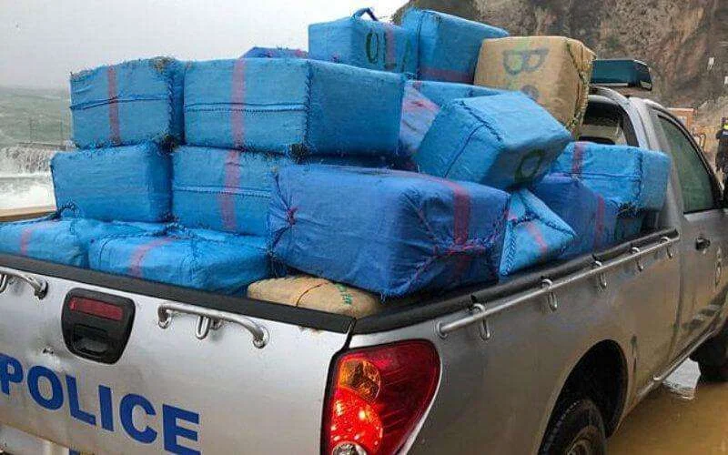 Pakken hasj uit Marokko op kust Gibraltar aangespoeld (foto's)