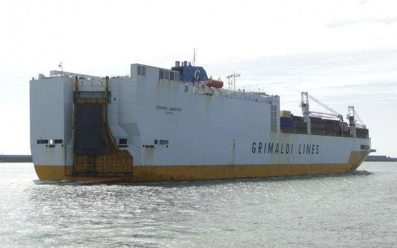 Boot op weg naar Marokko vliegt in brand
