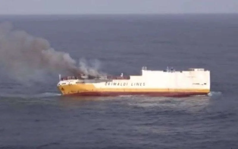 Boot die op weg naar Marokko in brand vloog gezonken (video)