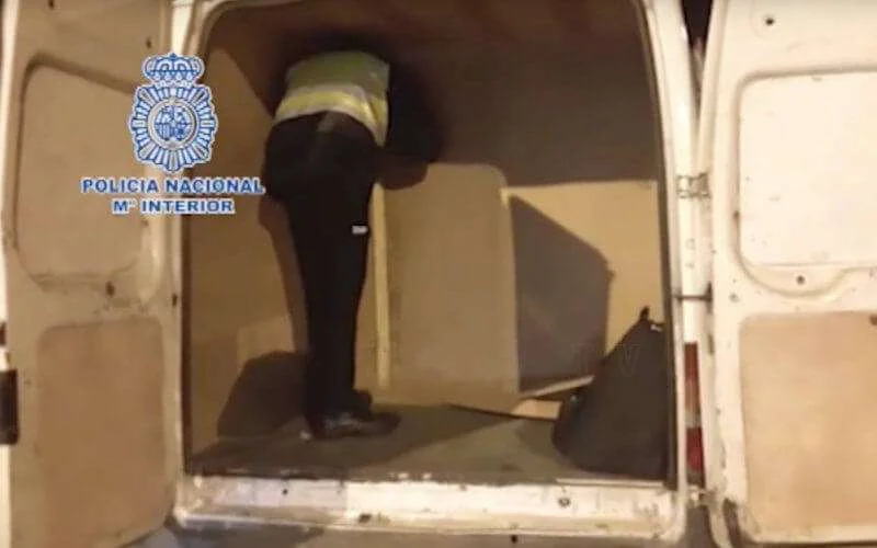 Marokkanen proberen in leeg busje Sebta binnen te komen (video)