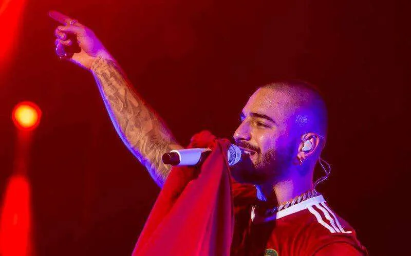 Maluma met shirt Atlas Leeuwen in filmpje