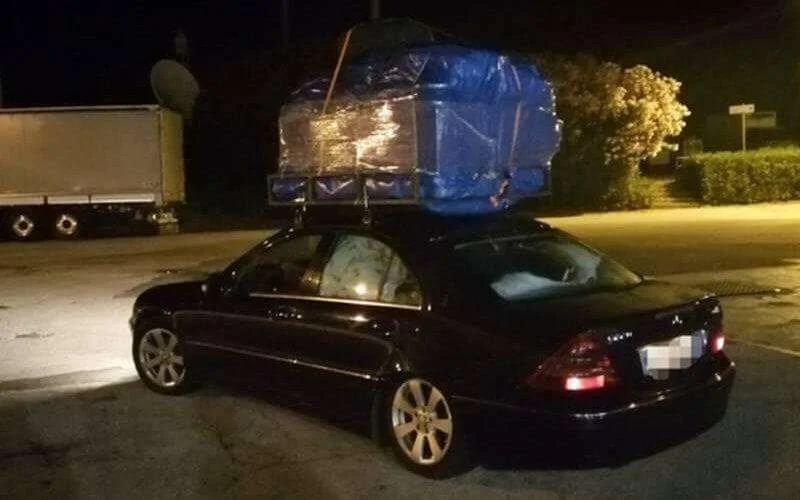Italië: man wil naar Marokko met hele woonkamer op auto