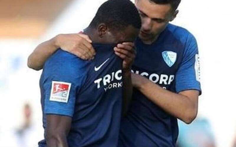 Duitsland: speler verlaat veld in tranen na racistische beledigingen