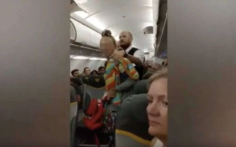 Vrouw uit vliegtuig gezet na islamofobe uitspraken (video)