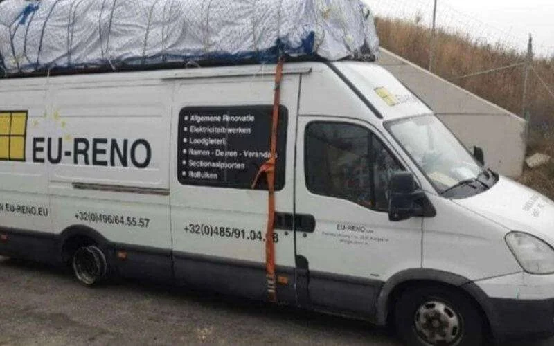 Belgisch busje op weg naar Marokko met 5 ton teveel veroorzaakt ongeval (foto)