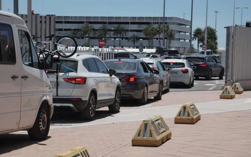 Spanje blokkeert wereld-Marokkanen in Algeciras om douanerechten op nieuwe auto's