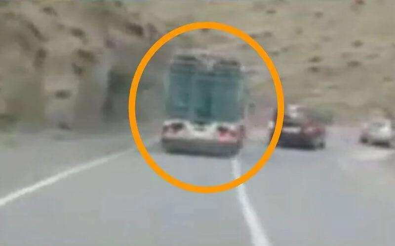 Vrachtwagen zorgt voor chaos op weg vol bochten (video)