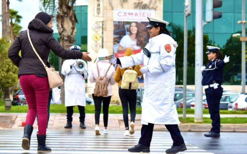 Marokkaanse politieagenten met camera's uitgerust