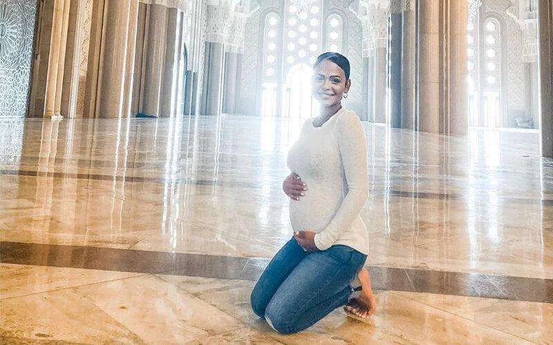 Zwangere Christina Milian bezoekt Hassan II moskee (foto's)